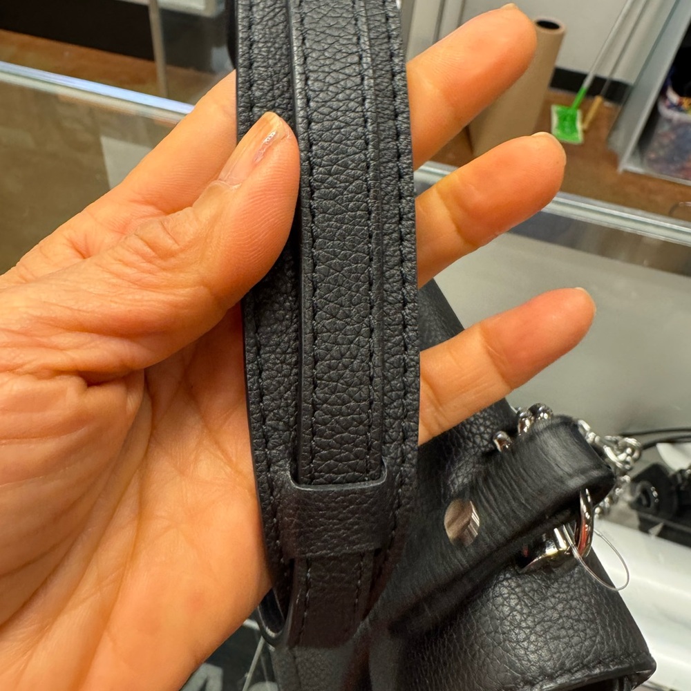 💯% 💯% Authentic Louis Vuitton Calfskin Lockme II Chain Bag BB Black crossbody. - Picture 6 of 8